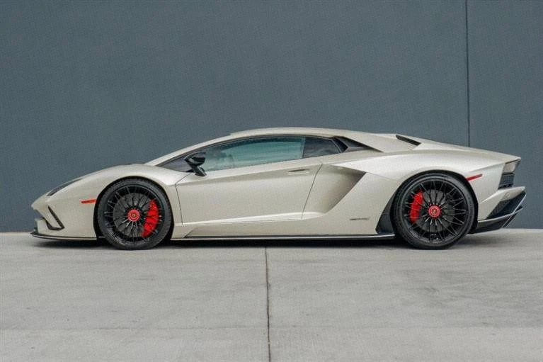 2017 Lamborghini Aventador - Image 10 of 20