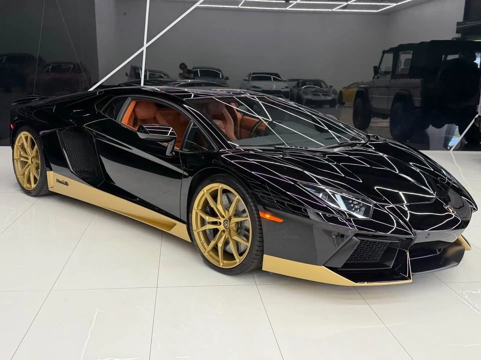 2017 Lamborghini Aventador LP700-4 - Image 8 of 20