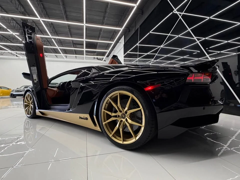 2017 Lamborghini Aventador LP700-4 - Image 6 of 20
