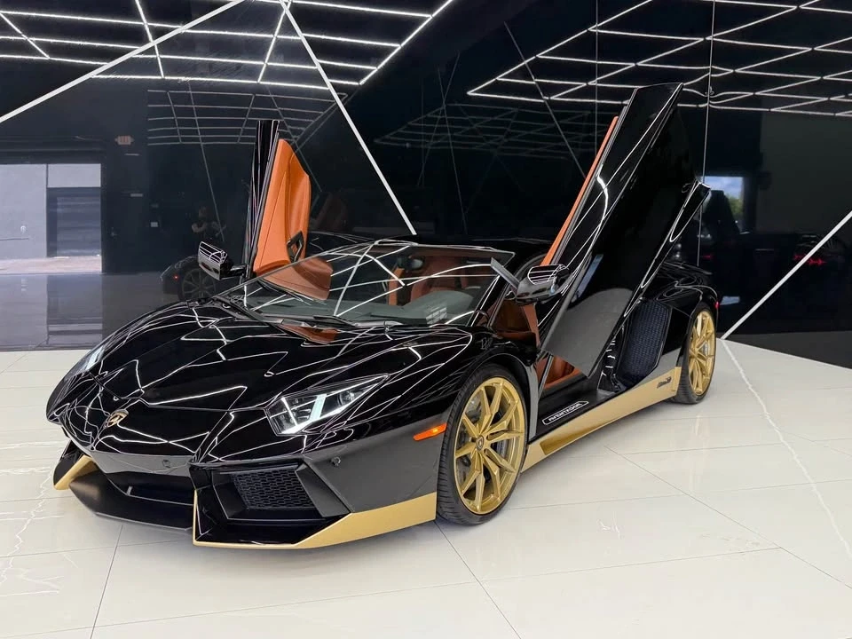 2017 Lamborghini Aventador LP700-4 - Image 5 of 20