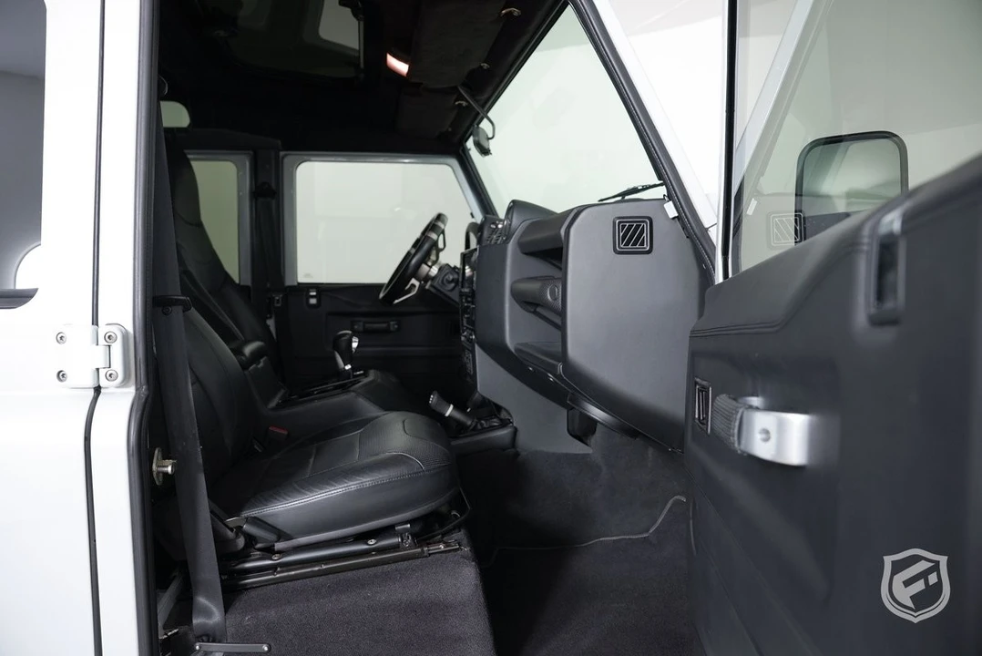 2017 Land Rover Defender - Image 26 of 31