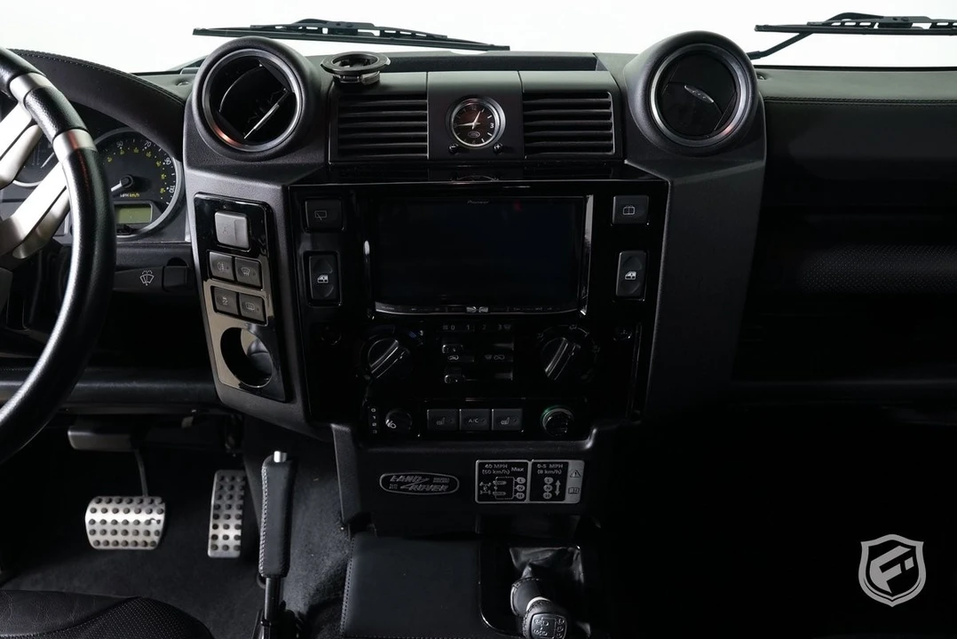 2017 Land Rover Defender - Image 19 of 31