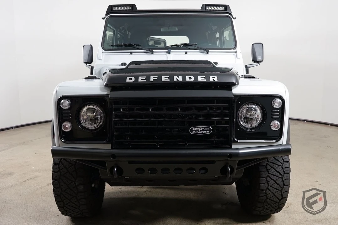 2017 Land Rover Defender - Image 3 of 31
