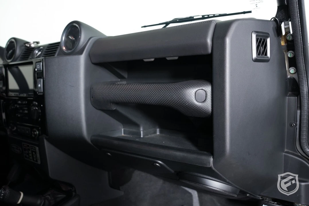 2017 Land Rover Defender - Image 28 of 31