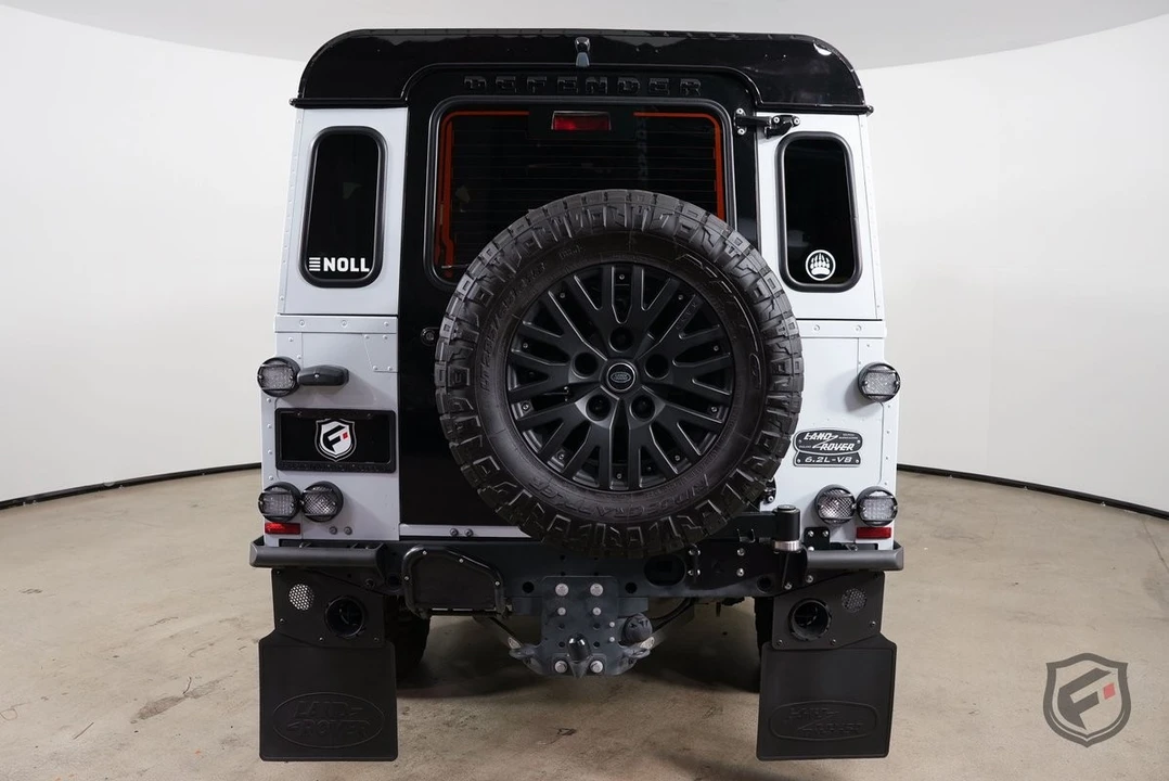 2017 Land Rover Defender - Image 8 of 31