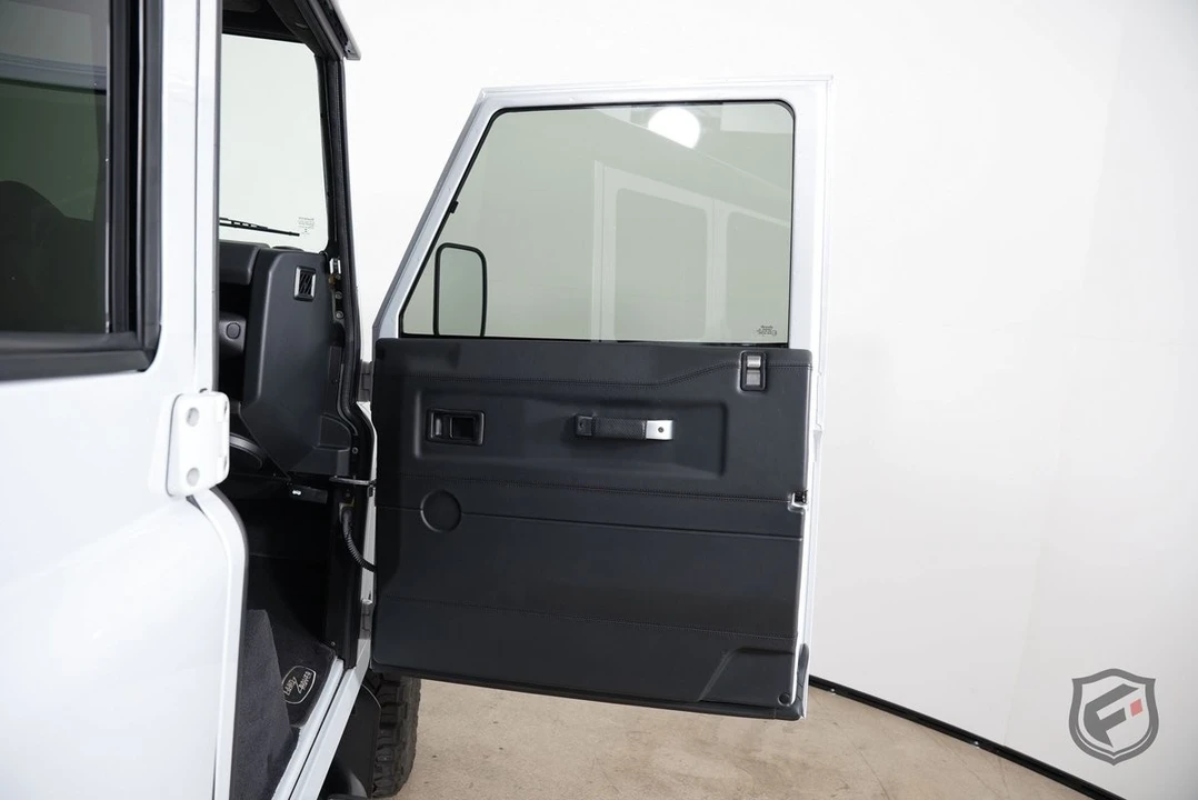 2017 Land Rover Defender - Image 24 of 31
