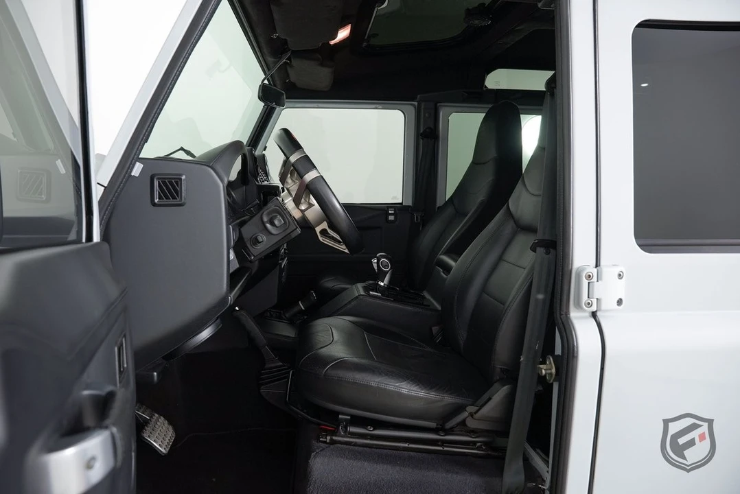 2017 Land Rover Defender - Image 14 of 31