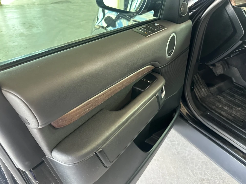 2017 Land Rover Discovery 5th Gen - Image 9 of 21
