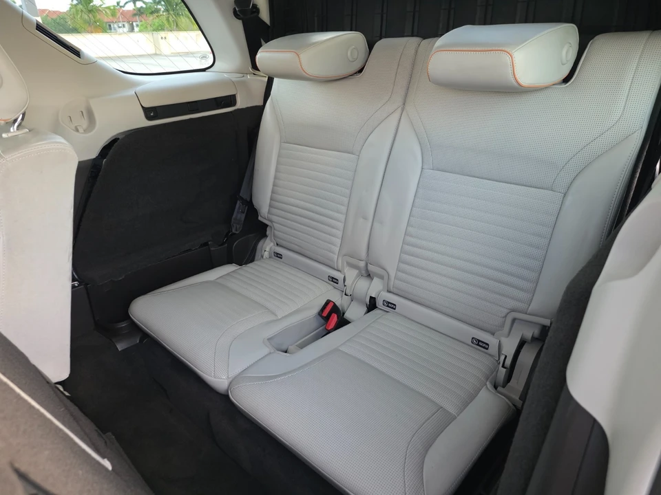 2017 Land Rover Discovery 5th Gen - Image 17 of 21
