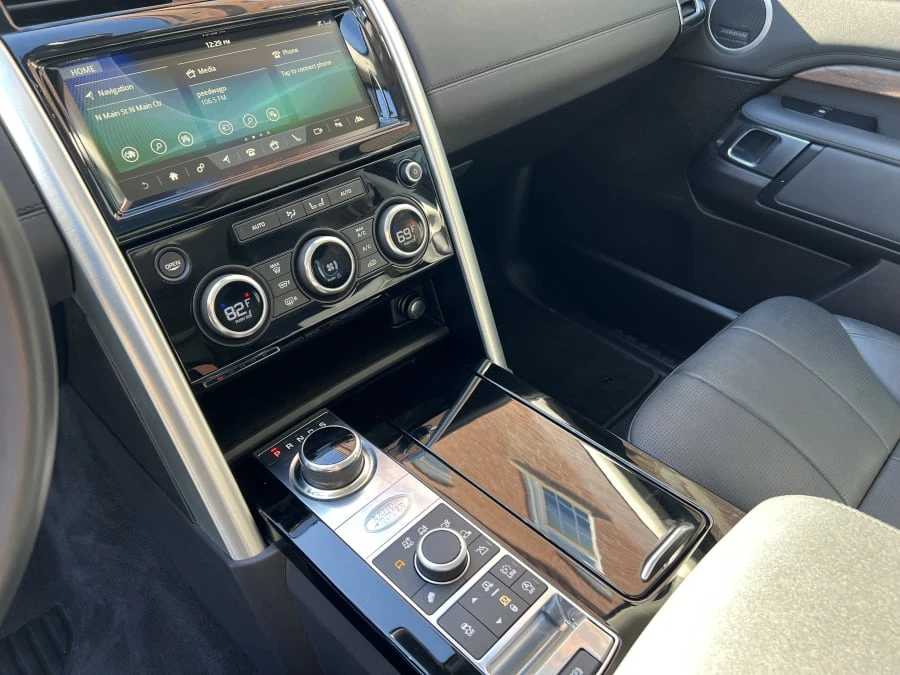 2017 Land Rover Discovery 5th Gen - Image 8 of 12