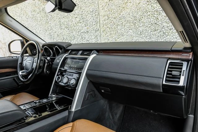 2017 Land Rover Discovery 5th Gen - Image 16 of 21