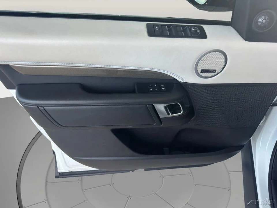 2017 Land Rover Discovery 5th Gen - Image 13 of 21