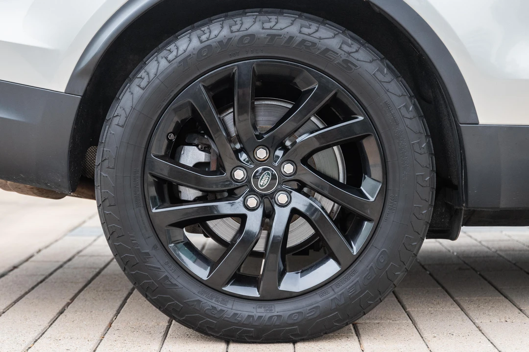 2017 Land Rover Discovery 5th Gen - Image 29 of 31