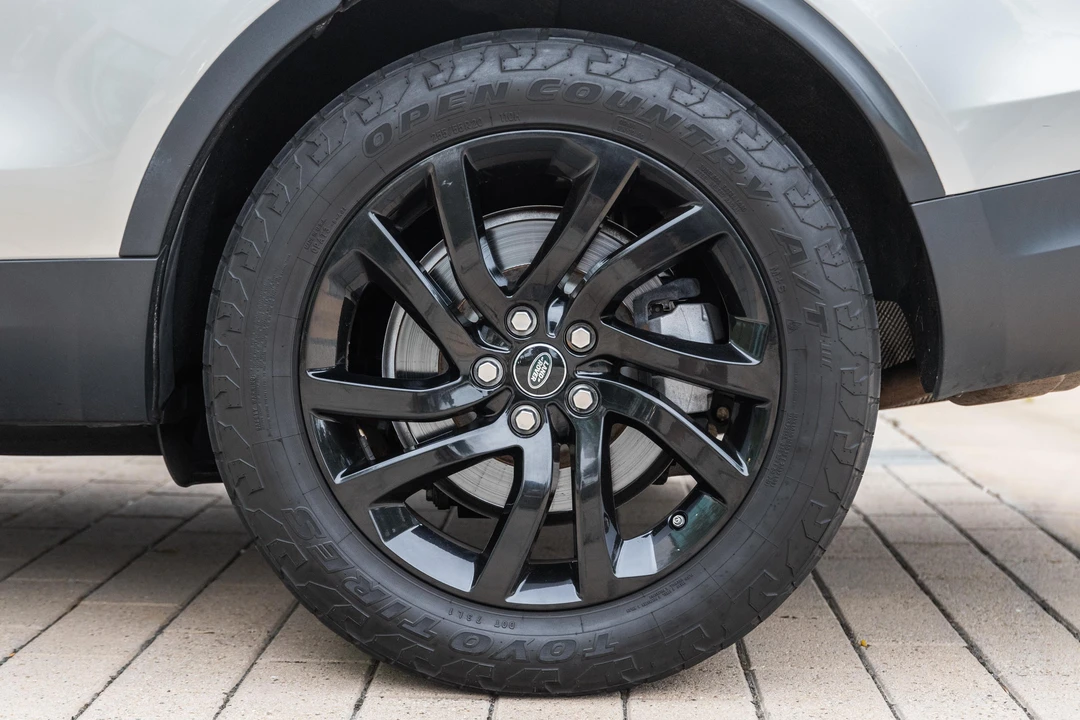 2017 Land Rover Discovery 5th Gen - Image 28 of 31
