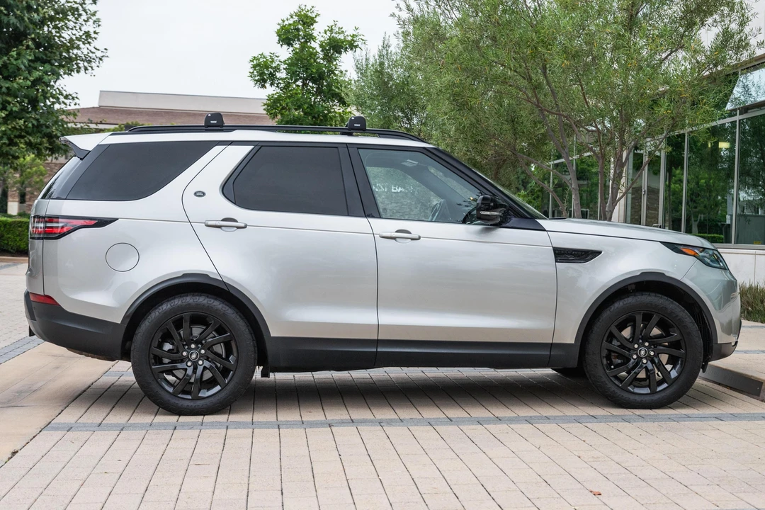 2017 Land Rover Discovery 5th Gen - Image 3 of 31