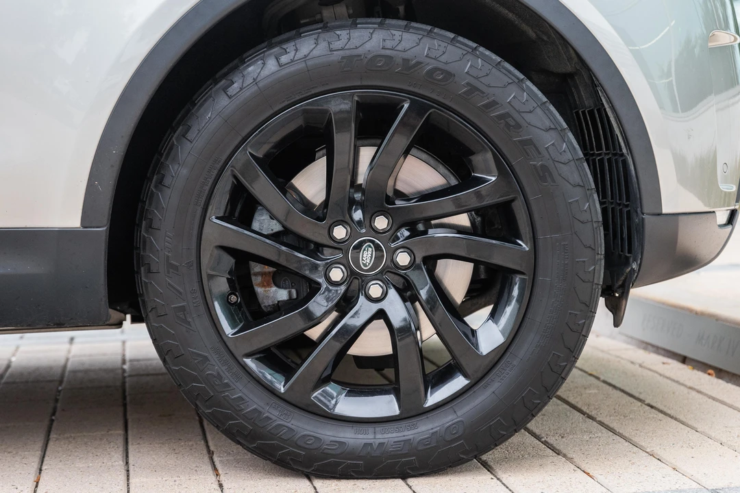2017 Land Rover Discovery 5th Gen - Image 30 of 31