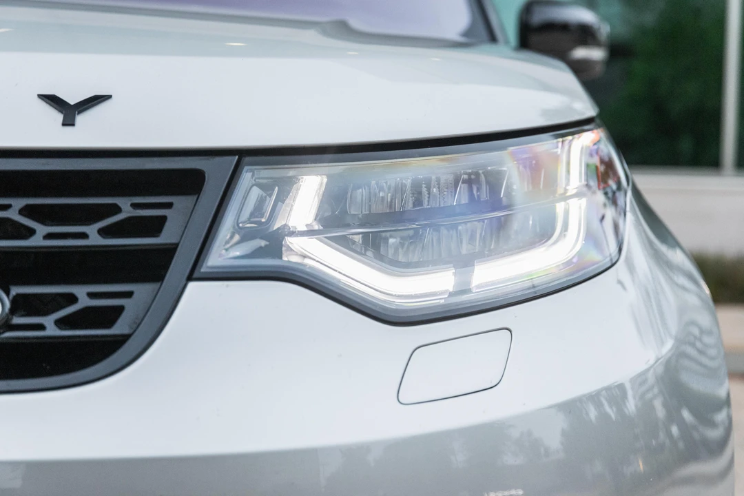 2017 Land Rover Discovery 5th Gen - Image 14 of 31