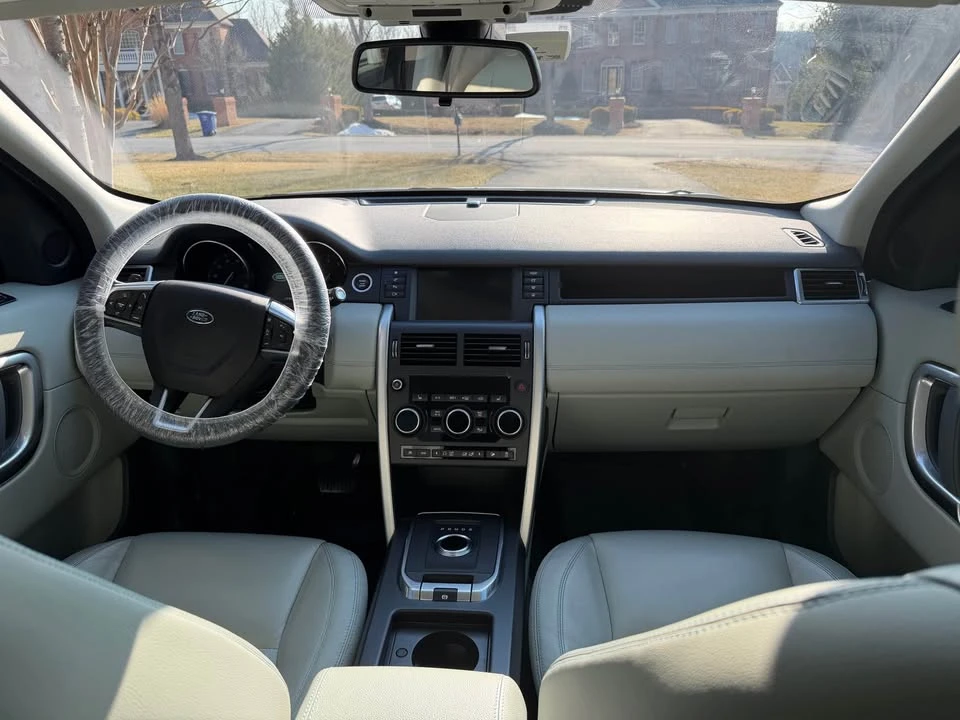 2017 Land Rover Discovery 5th Gen - Image 4 of 11