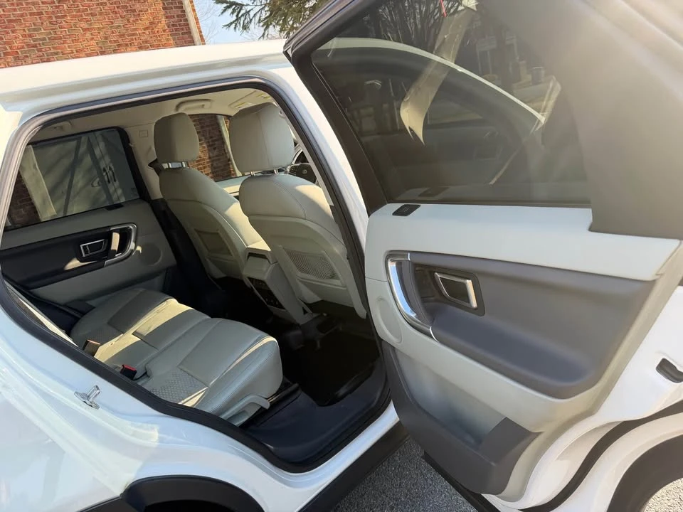 2017 Land Rover Discovery 5th Gen - Image 8 of 11