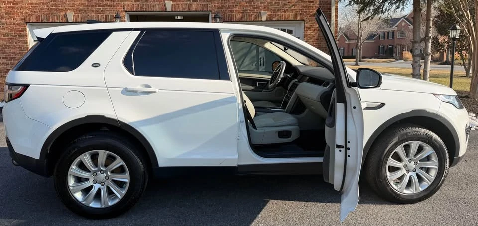 2017 Land Rover Discovery 5th Gen - Image 7 of 11