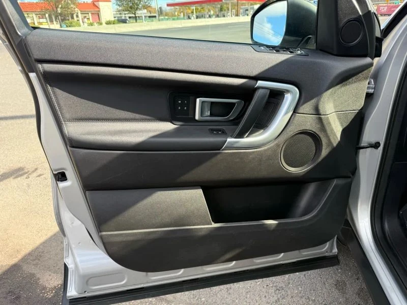2017 Land Rover Discovery 5th Gen - Image 11 of 12