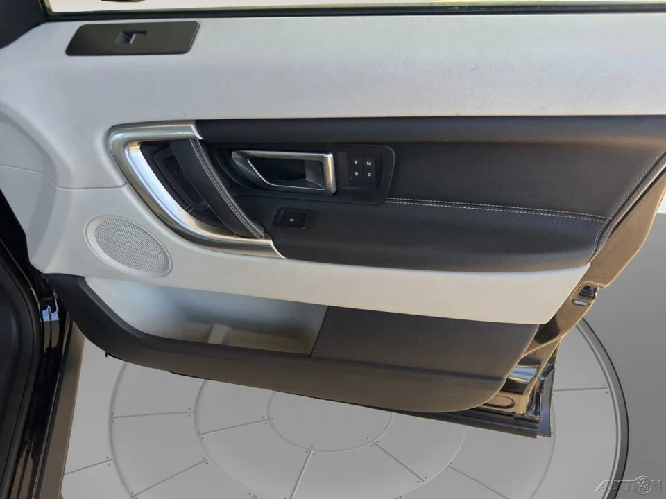 2017 Land Rover Discovery 5th Gen - Image 18 of 21
