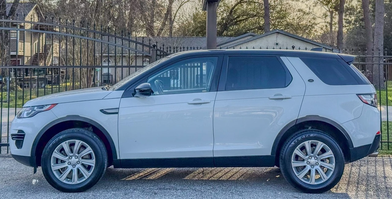 2017 Land Rover Discovery 5th Gen - Image 3 of 12