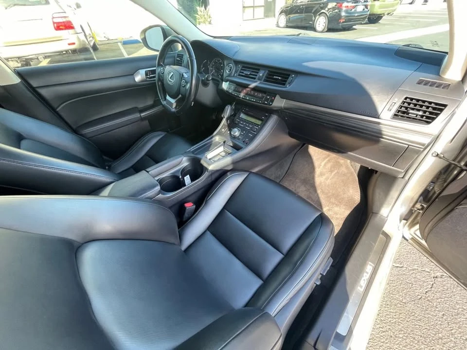 2017 Lexus CT - Image 12 of 17
