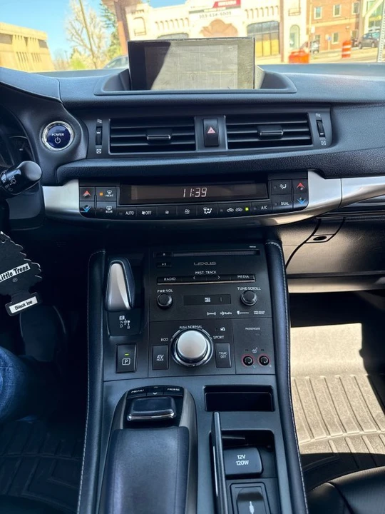 2017 Lexus CT - Image 13 of 20