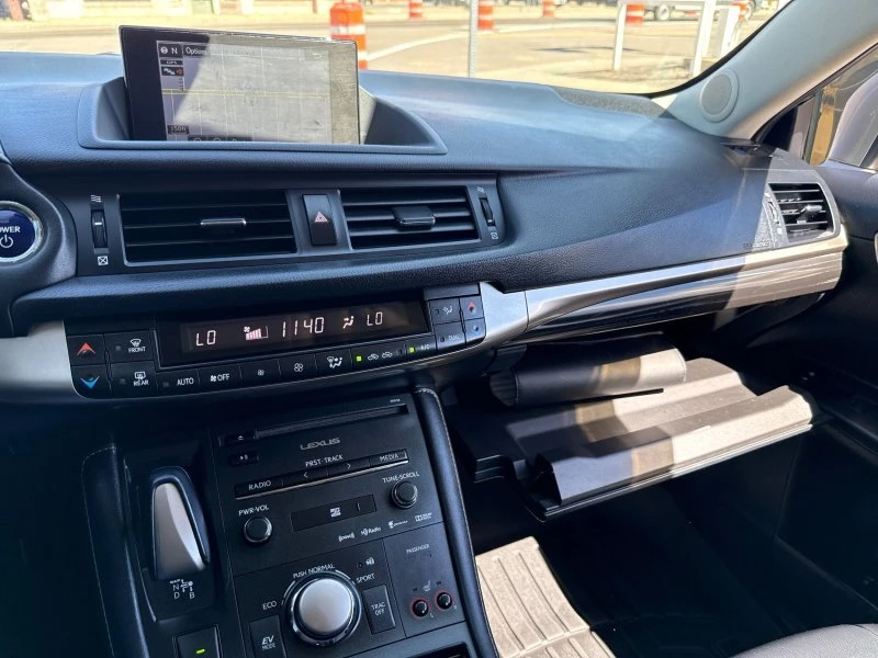 2017 Lexus CT - Image 14 of 20