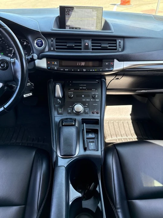 2017 Lexus CT - Image 8 of 20