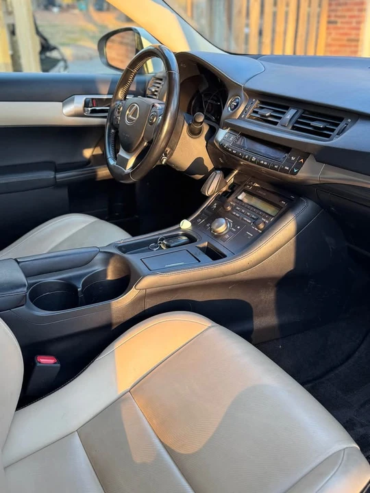 2017 Lexus CT - Image 8 of 8
