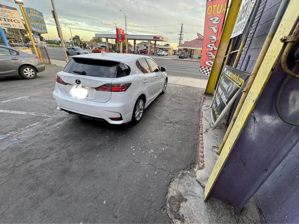 2017 Lexus CT - Image 2 of 4