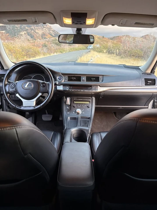 2017 Lexus CT - Image 10 of 17