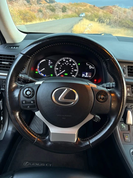 2017 Lexus CT - Image 8 of 17
