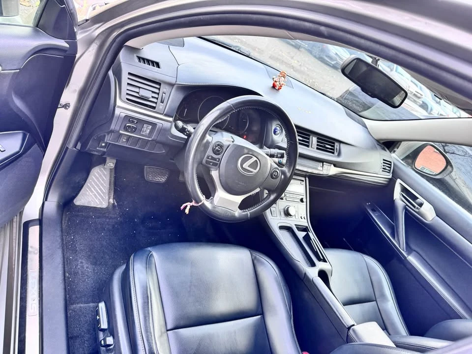 2017 Lexus CT - Image 8 of 11
