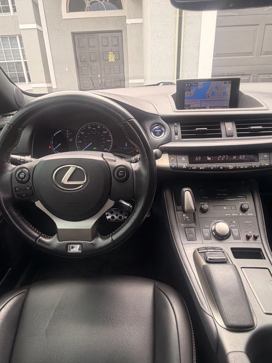 2017 Lexus CT - Image 24 of 31