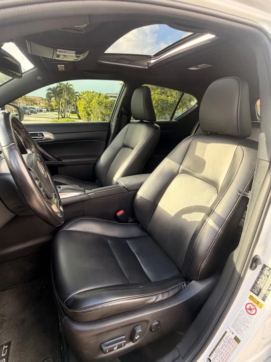 2017 Lexus CT - Image 19 of 31