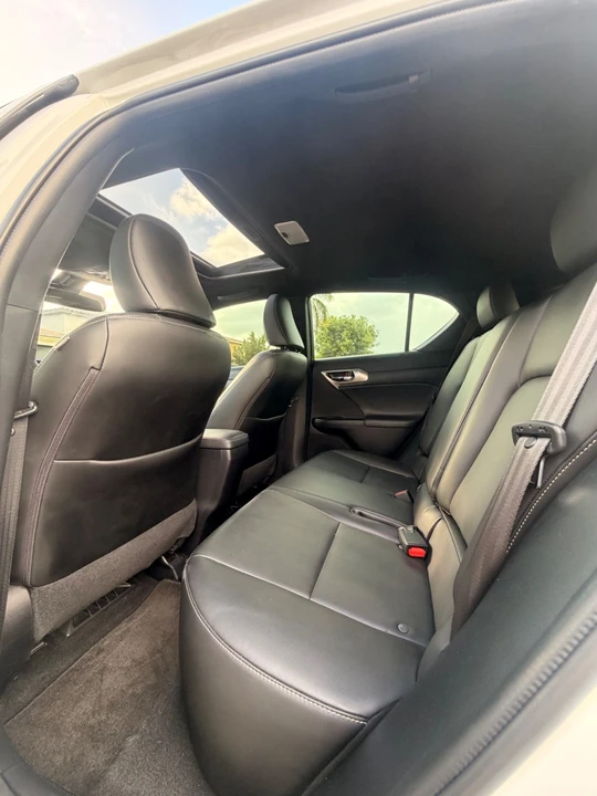 2017 Lexus CT - Image 20 of 31