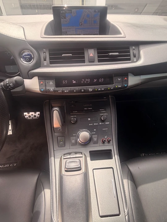 2017 Lexus CT - Image 25 of 31