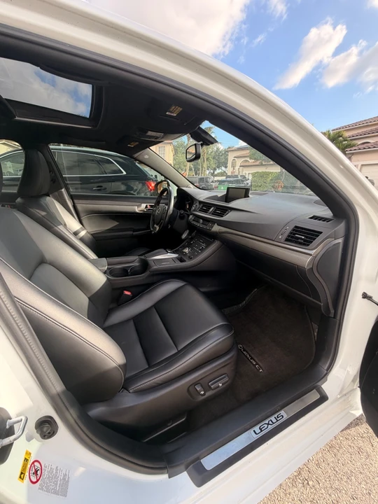 2017 Lexus CT - Image 21 of 31