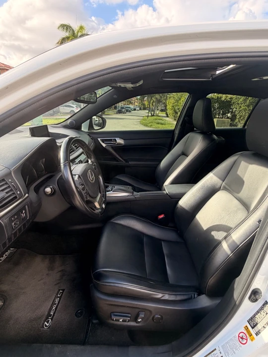 2017 Lexus CT - Image 18 of 31