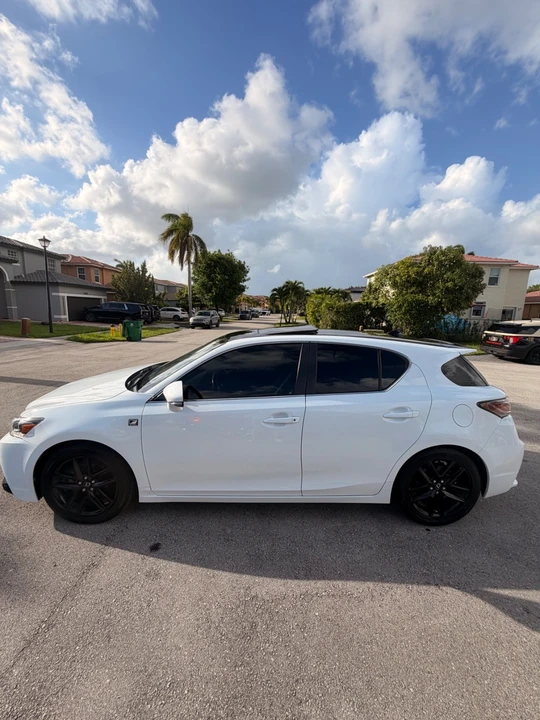2017 Lexus CT - Image 8 of 31