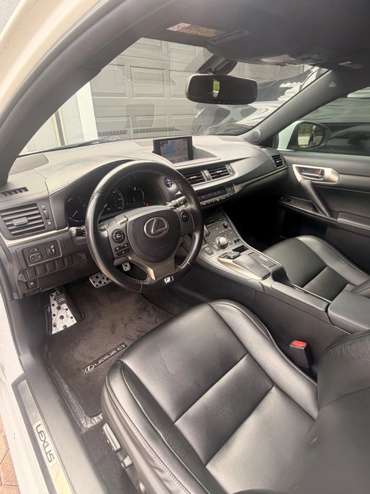 2017 Lexus CT - Image 16 of 31