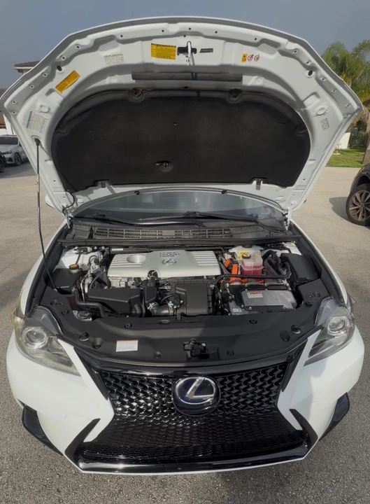 2017 Lexus CT - Image 29 of 31