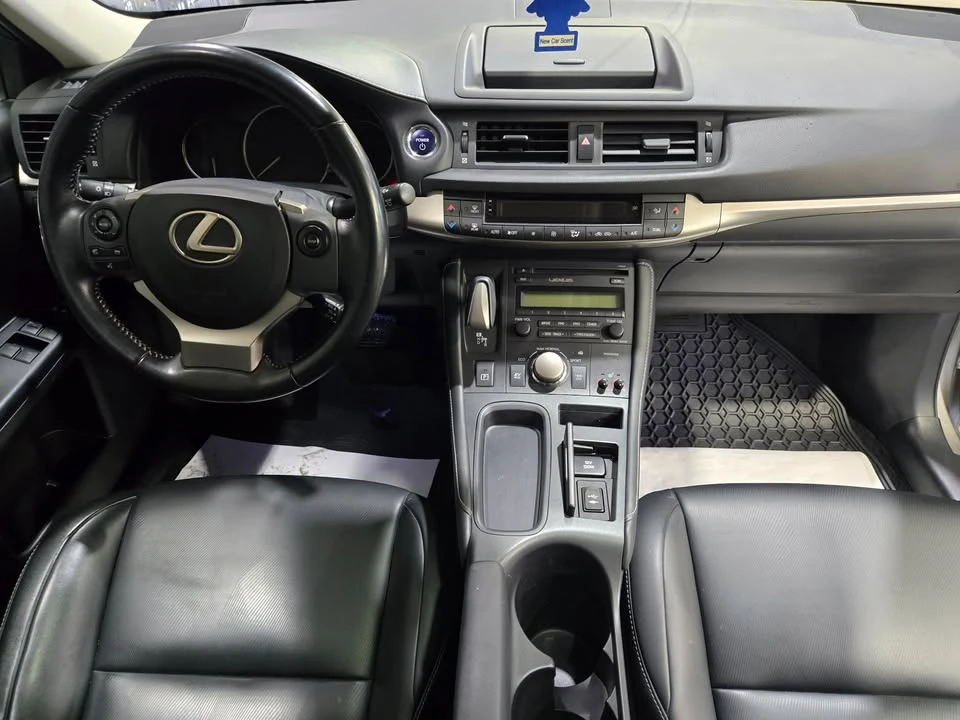 2017 Lexus CT - Image 10 of 16