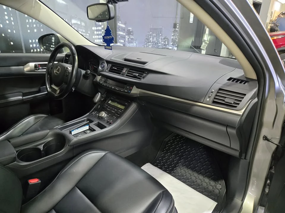 2017 Lexus CT - Image 7 of 16