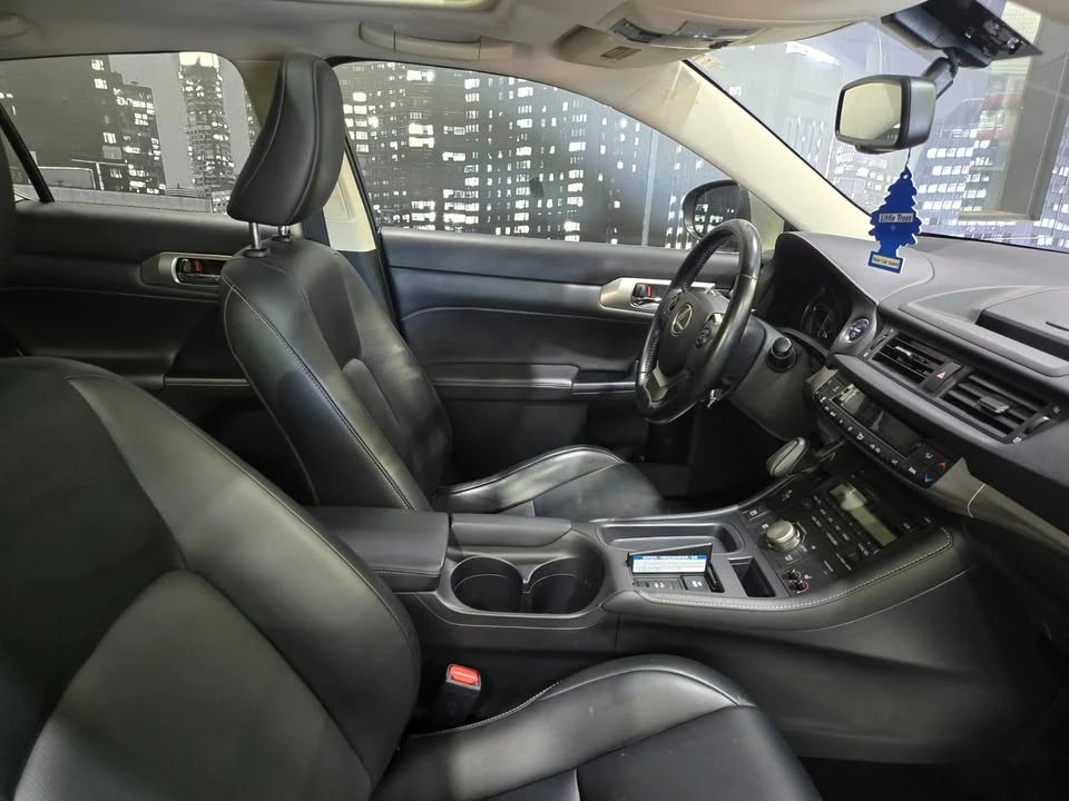 2017 Lexus CT - Image 8 of 16