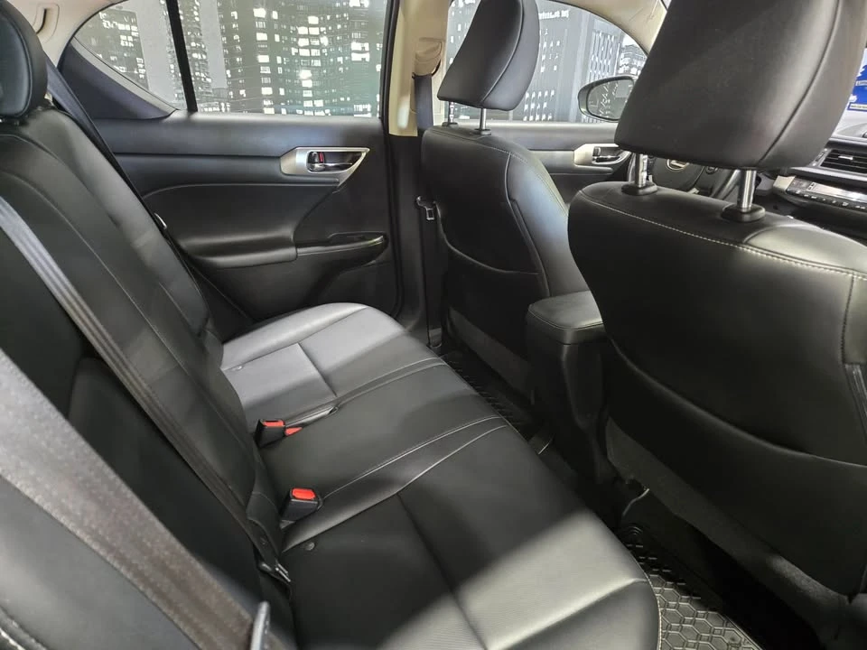 2017 Lexus CT - Image 9 of 16