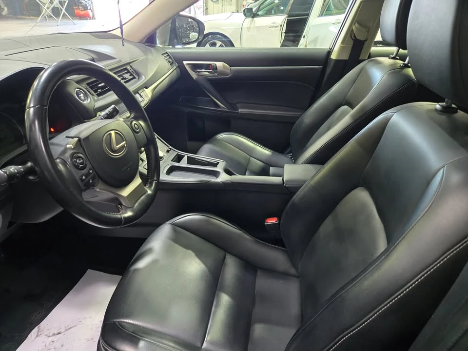 2017 Lexus CT - Image 11 of 16